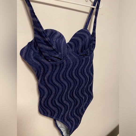 Cupshe Mysterious Sea Sweetheart Push Up One-Piece (Underwire) - Picture 3 of 8